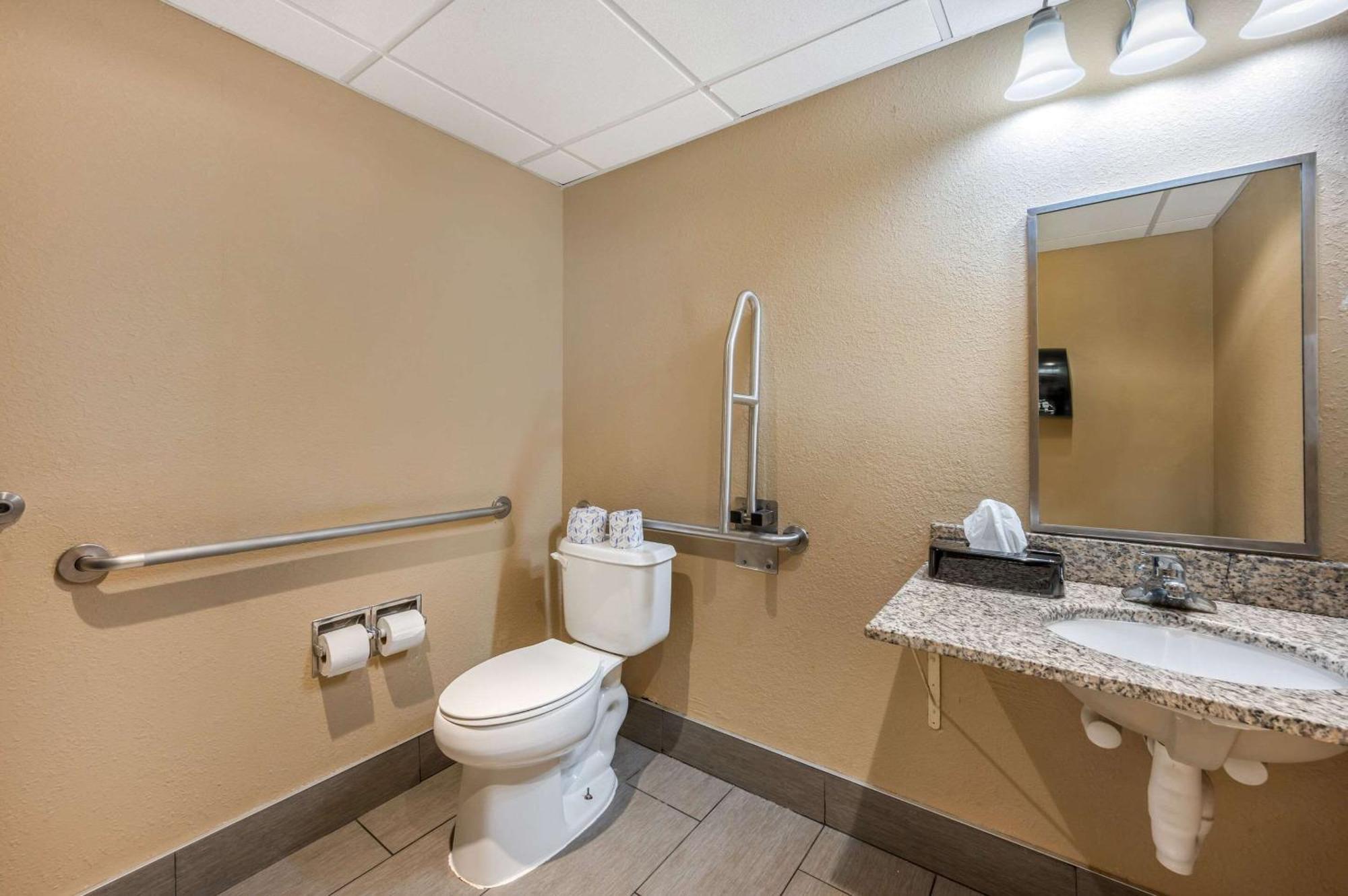 Comfort Inn & Suites East Hartford - Hartford Exterior photo